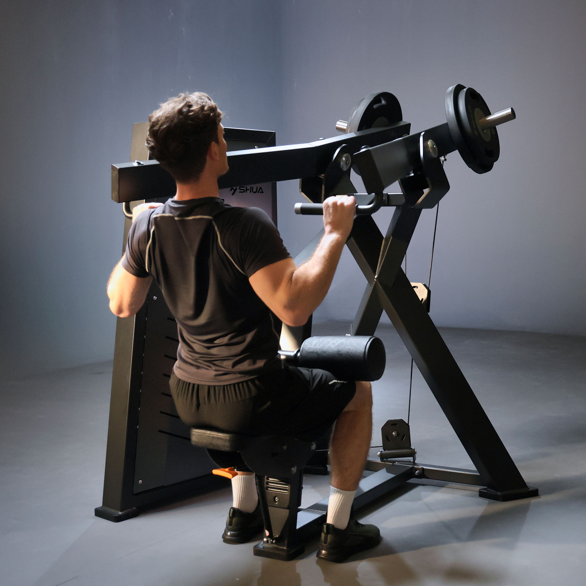 Oberkörper- und Rückentraining am SHUA Hybrid Lat Pulldown Fitnessgerät.