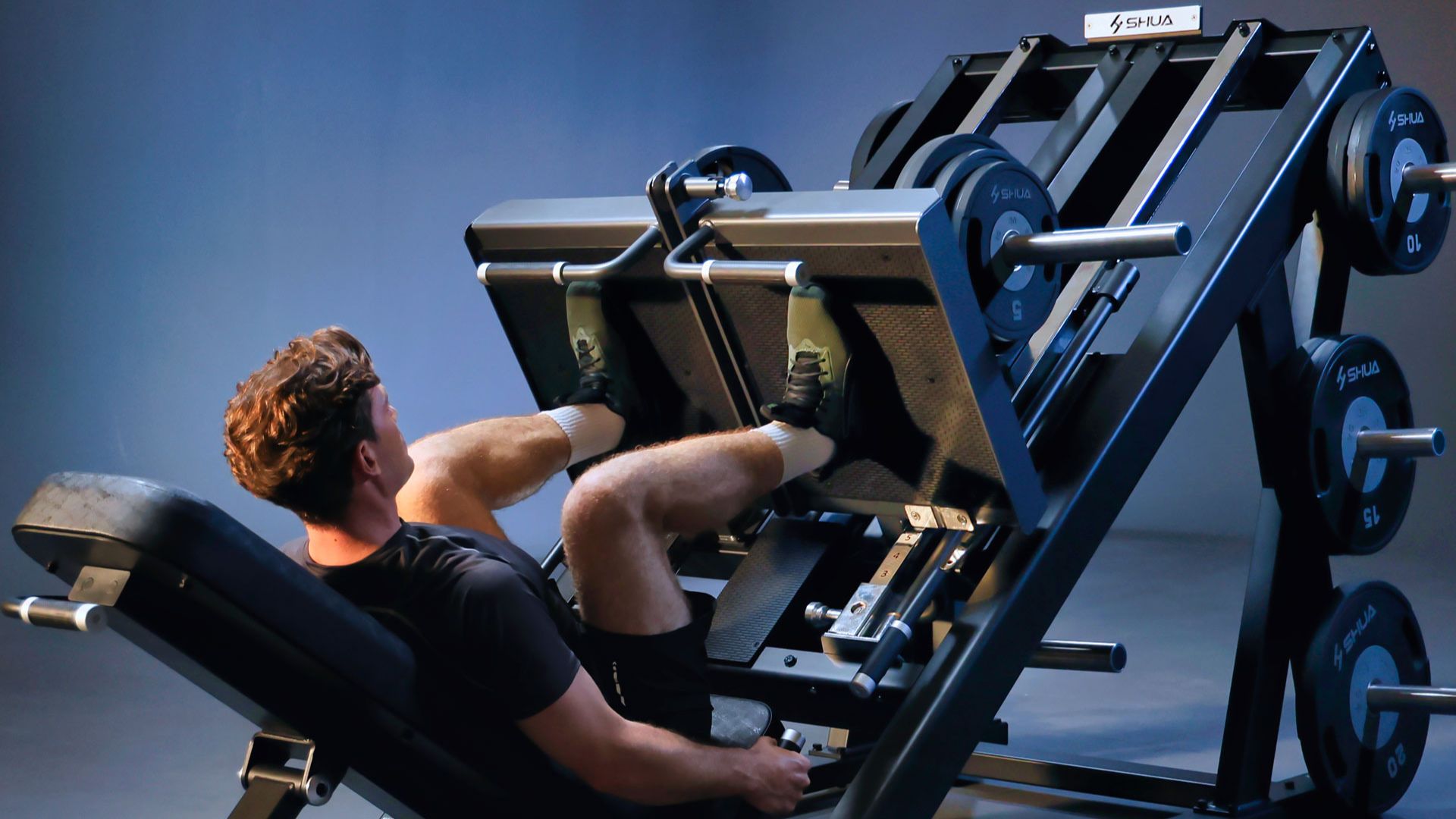 Effektives Unterkörpertraining an SHUA Fitnessgeräten.