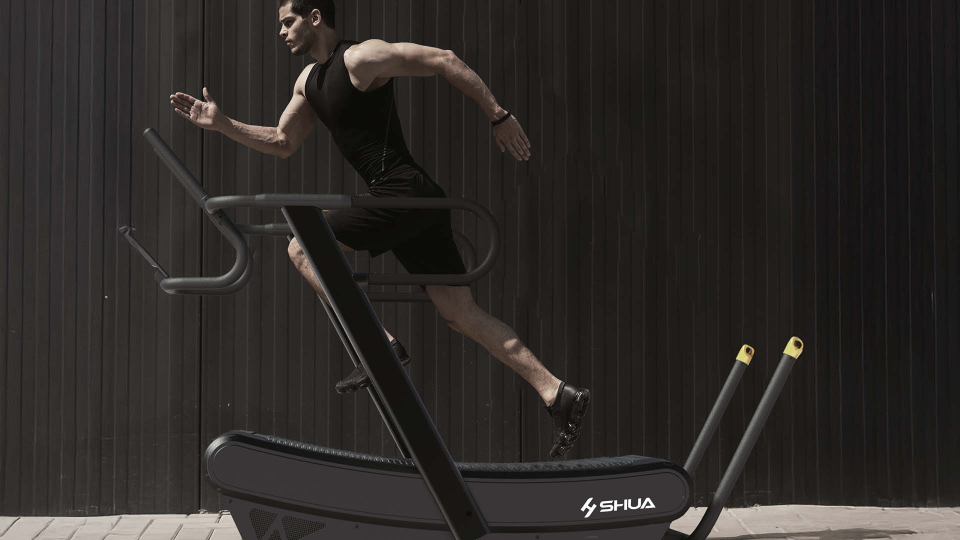 SHUA Cardio: Ausdauer trifft Innovation: Laufbänder, Crosstrainer, Ruderergometer und Indoor-Bikes mit modernster Technologie.