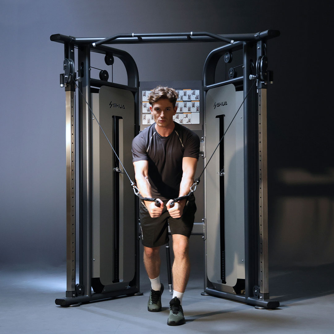 Krafttraining an einem SHUA Fitnessgerät im Studio.