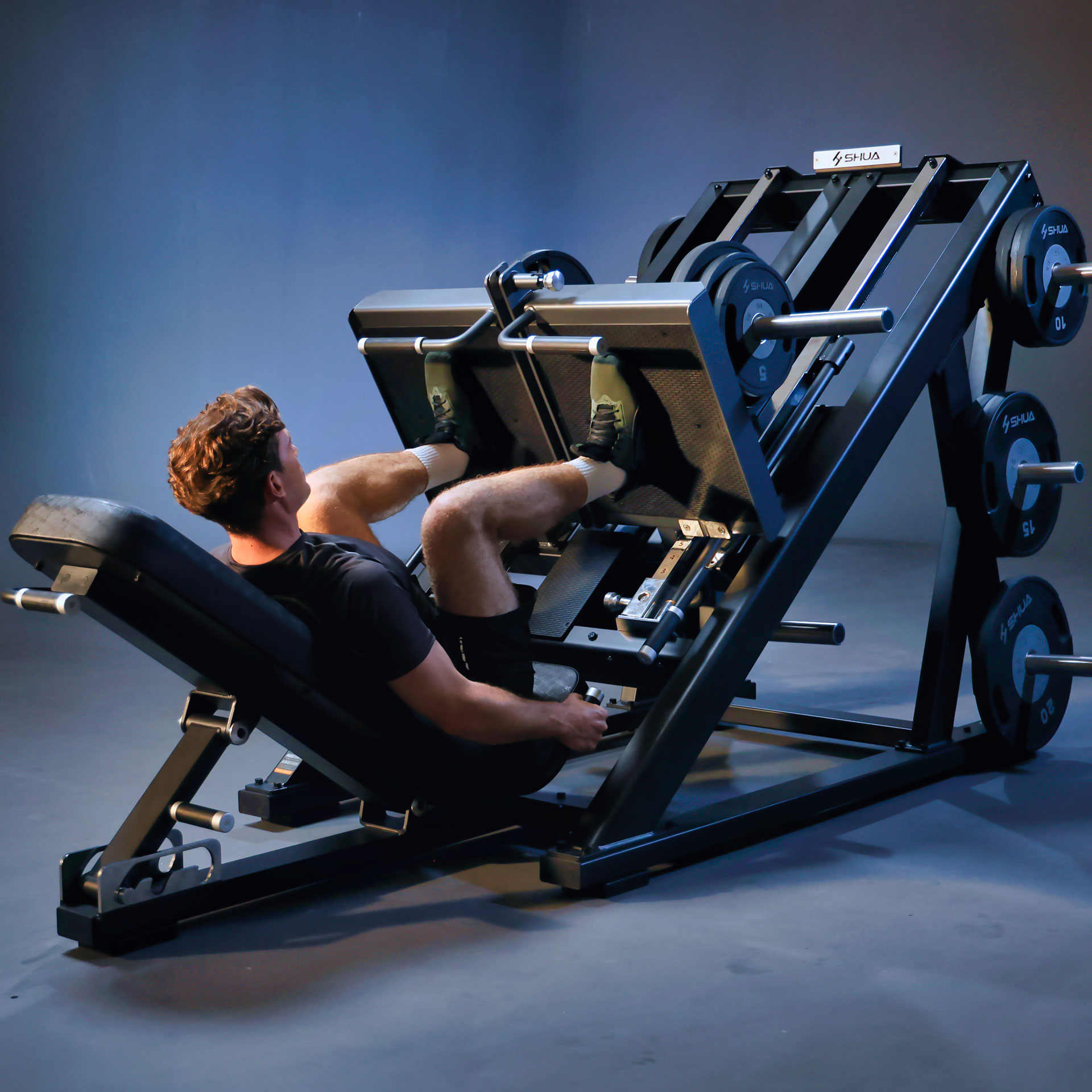 Effektives Unterkörpertraining an SHUA Fitnessgeräten.