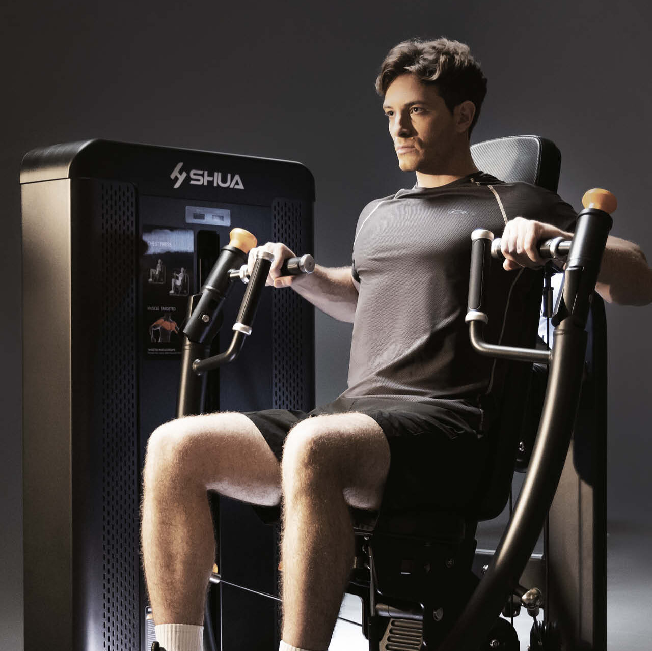 Krafttraining an einem SHUA Fitnessgerät im Studio.